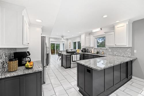 Lake Retreat Hot Tub Game Room Grill in Prairie Creek (AR)