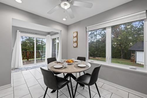 Lake Retreat Hot Tub Game Room Grill in Prairie Creek (AR)