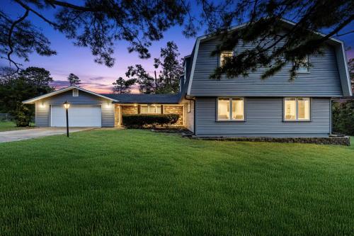 Lake Retreat Hot Tub Game Room Grill in Prairie Creek (AR)