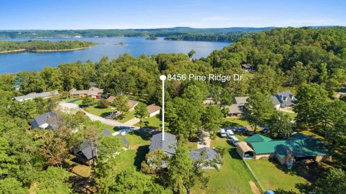 Lake Retreat Hot Tub Game Room Grill in Prairie Creek (AR)