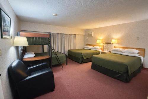 2 queen beds, 1 double bed, 1 twin bed