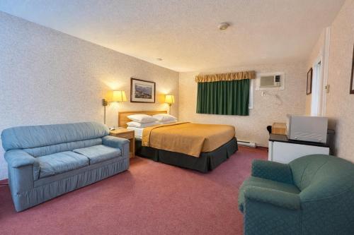 1 queen bed, 1 sofa bed