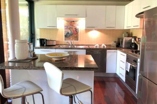 Carlton Plage PK18 White Sand Beach Pool 2BR2BA fiber Wi-Fi AC in Mahina