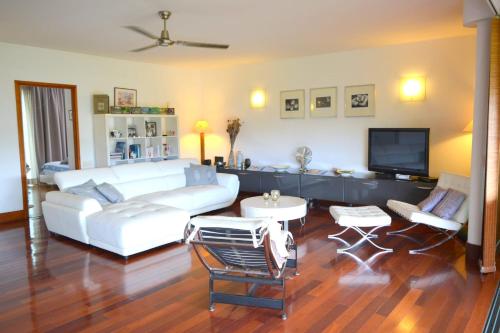 Carlton Plage PK18 White Sand Beach Pool 2BR2BA fiber Wi-Fi AC in Mahina