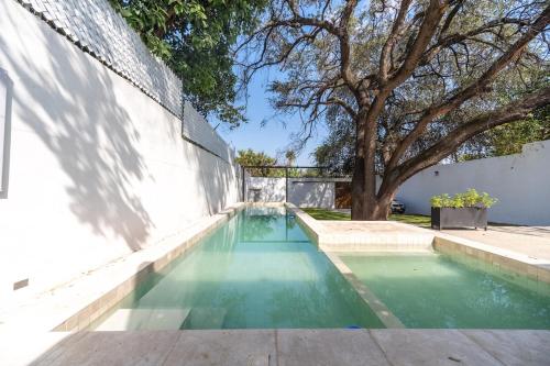 House with heated pool parking & wifi