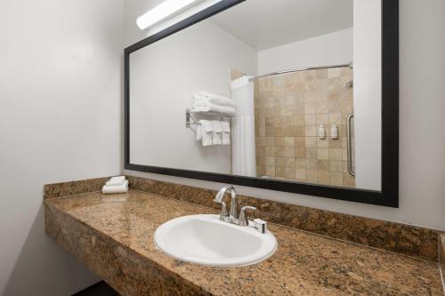 Ramada Suites by Wyndham San Diego/Hotel Circle Area - image 4