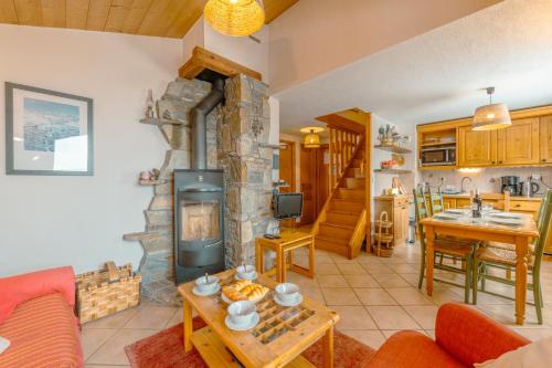 Alpine Duplex w/ Balcony & Fireplace - Happy Rentals – khách sạn tại Vallorcine