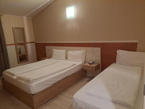 1 double bed, 1 twin bed