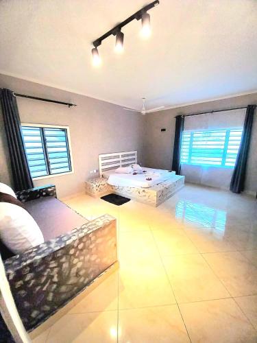 1 king bed, 1 twin bed