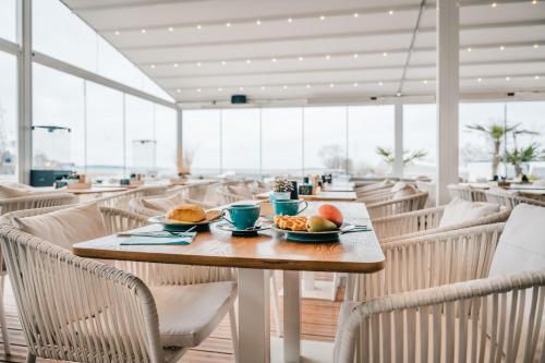 Restaurant, Marina Martinshafen - Beach life in Sagard