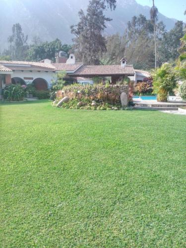 Nice country house with a swimming pool and large garden