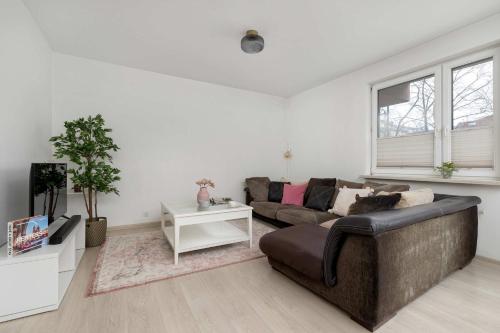 Bright Apartment in Kraków Perfect for Remote Work by Noclegi Renters – khách sạn tại Bronowice