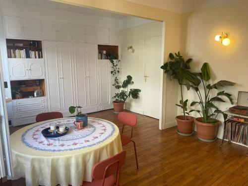 Central, beautiful, spacious and elegant apartment near Nation, Bastille and La Coulée Verte