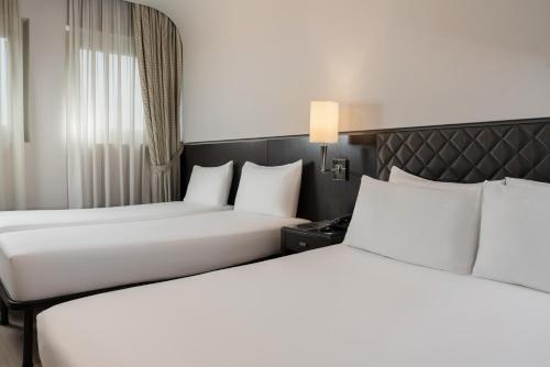 1 queen bed, 2 twin beds