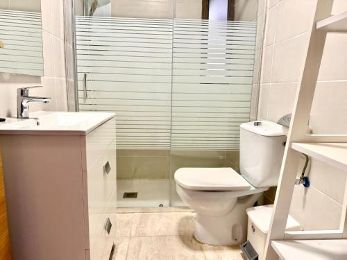Spacious 2-bedroom & 2-bathroom Apartment at Gemelos 2 - image 2