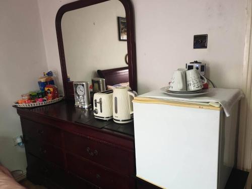 Ensuite Bedroom with Private Toilet and Shower and unlimited WIFI - image 5
