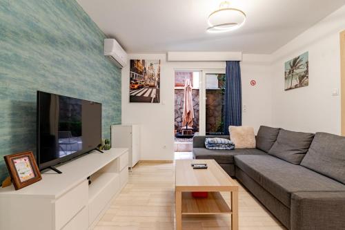 Quiet simple brand new luxury apartment by the sea, Athen