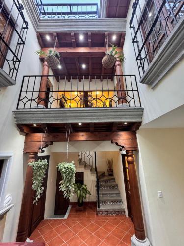 Villa San Lazaro Alojamiento entero para 8 personas en Antigua con amplio parqueo y terraza con vistas al volcan - image 3