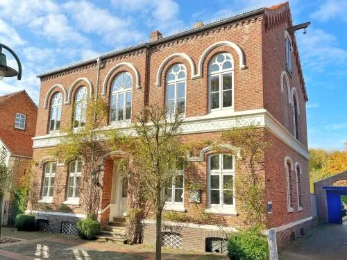 FeWo "Flut" im historischen Denkmal, ruhig und modern mit Stil, Kunst und großem Garten, hochwertiger Ausstattung, zentraler Lage in Esens - 3km zur Nordsee, alles fußläufig erreichbar - ideal für Paare oder kleine Familien in Esens, Deutschland