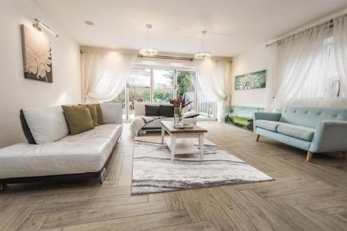 LEYDENE by BOURNECOAST - A Spacious Family Home with a Garden and WIFI - HB8488 – khách sạn tại Littledown and Iford