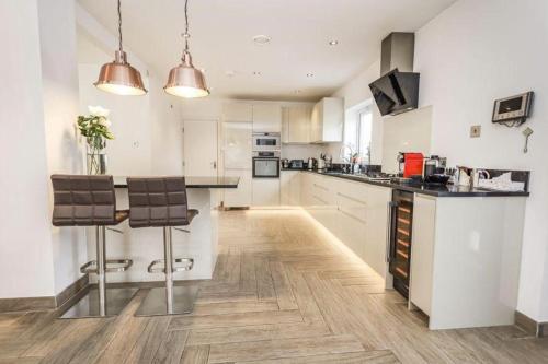 LEYDENE by BOURNECOAST - A Spacious Family Home with a Garden and WIFI - HB8488 in Littledown and Iford