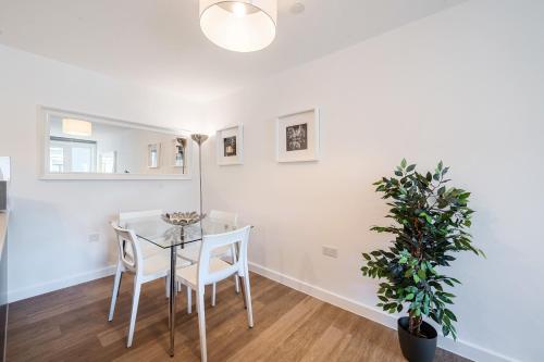 Roomspace Serviced Apartments -Walton Court - image 8