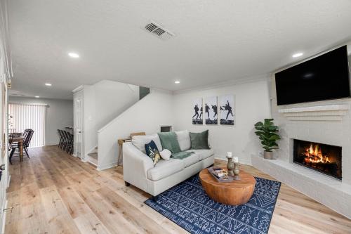 4BR Montrose 2 Artsy Homes Walk to Bars and Downtown in Houston, USA