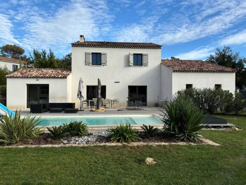 Air-conditioned villa with pool - 4 bedrooms