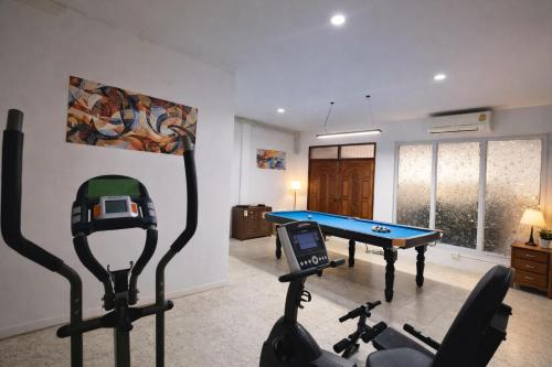 Entire Home | 5BR 4BA - Sleeps 16 - image 14