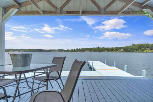 Lakefront Getaway with Dock Pool Sunset Games - image 5