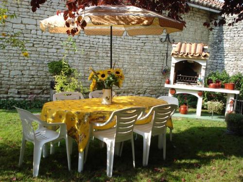 La cornouillère (La cornouillere) in Monts-sur-Guesnes