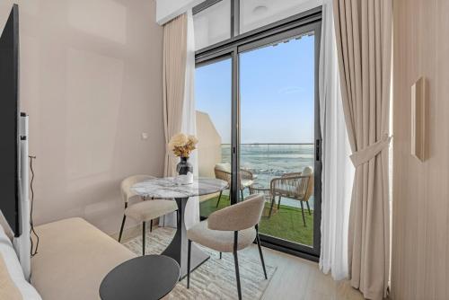 Waves - Modern & Vibrant Studio With Skyline View in مدينة زايد