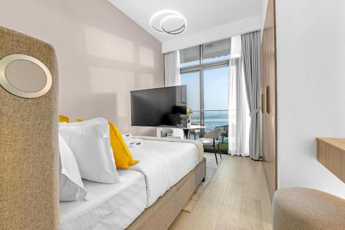 Waves - Modern & Vibrant Studio With Skyline View – khách sạn tại Madinat Zayid