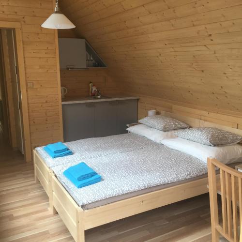 2 bedrooms, 4 beds
