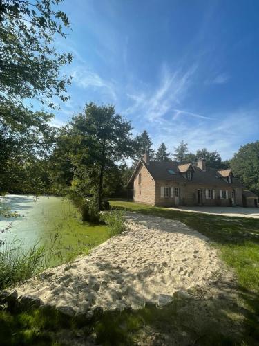 Domaine avec piscine au coeur de la forêt (Domaine avec piscine au coeur de la foret) in Saint-Viatre