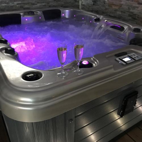 Suite Jacuzzi privatif intérieur 6km du Mont Saint Michel (Suite Jacuzzi privatif interieur 6km du Mont Saint Michel) in Ducey