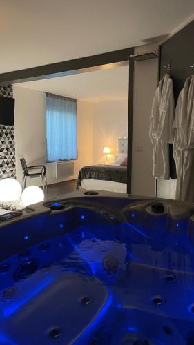 Suite Jacuzzi privatif intérieur 6km du Mont Saint Michel (Suite Jacuzzi privatif interieur 6km du Mont Saint Michel) in Ducey