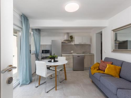 Apartment Moderne Wohnung in Crikvenica mit Pool by Interhome – khách sạn tại Sopaljska