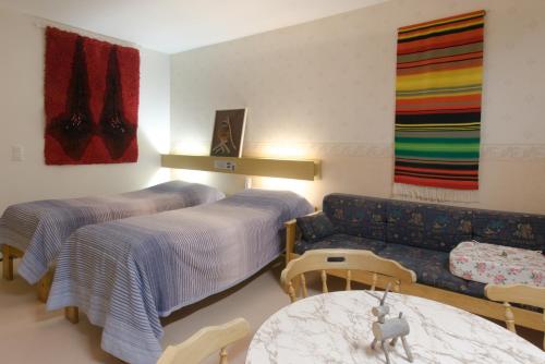 2 twin beds, 1 sofa bed
