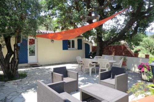 Nice Petite maison mitoyenne avec piscine