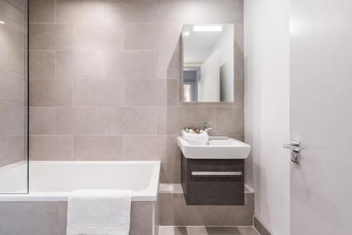 Roomspace Serviced Apartments -The Quadrant - image 3