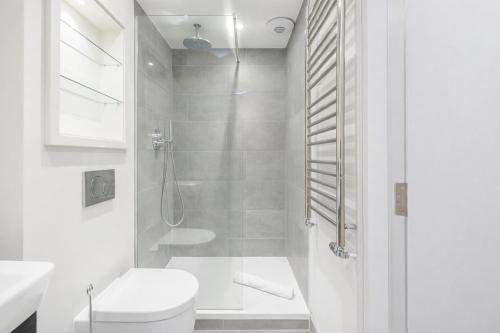 Roomspace Serviced Apartments -The Quadrant - image 6