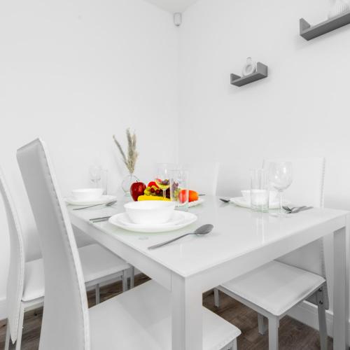 Facilities, Stylish 2 Bedroom Apartment - Balcony - Parking - Netflix 3MC in Oldbury