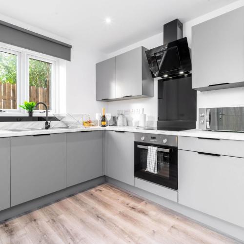 Kitchen, Stylish 2 Bedroom Apartment - Balcony - Parking - Netflix 3MC in Oldbury