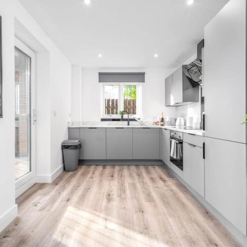 Exterior view, Stylish 2 Bedroom Apartment - Balcony - Parking - Netflix 3MC in Oldbury