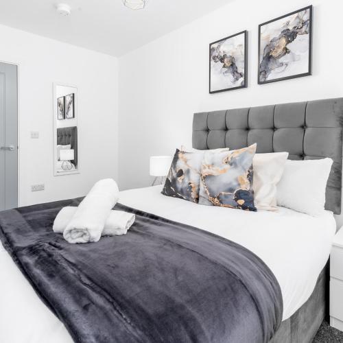 Stylish 2 Bedroom Apartment - Balcony - Parking - Netflix 3MC in Oldbury