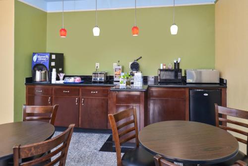 Americas Best Value Inn & Suites Houston Downtown - image 4