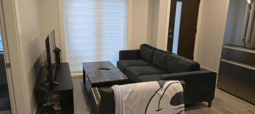 UBC Area Gem Spacious 2-Bedroom Townhouse with Full Kitchen – khách sạn tại Marpole