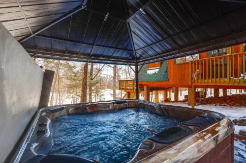 Hot Tub & Barrel Sauna! Lakefront Innsbrook Chalet in Warrenton (MO)