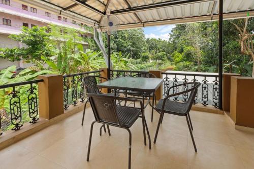 Luxury Oasis 3BR AC Villa- Garden & Balcony Lounge in Valikunama